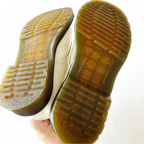 Doc Martens White Leather 11821 Boot 8 Eye AirWair Bouncing Soles Women’s Size 6 - Picture 3 of 15